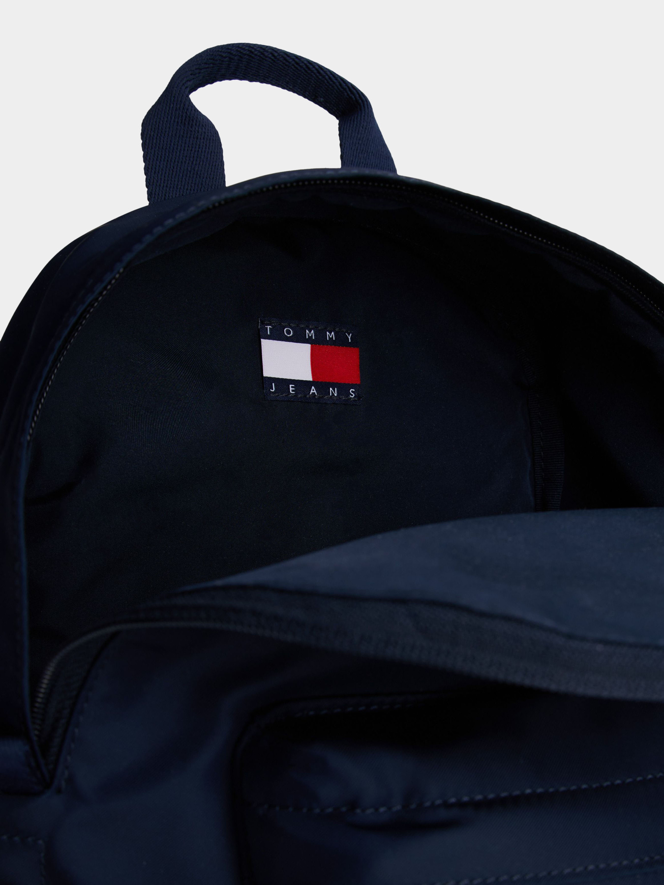 Повседневный рюкзак Tommy Hilfiger TJW ESS DAILY BACKPACK модель AW0AW17892-C1G Повседневный рюкзак Tommy Hilfiger TJW ESS DAILY BACKPACK модель AW0AW17892-C1G Фото