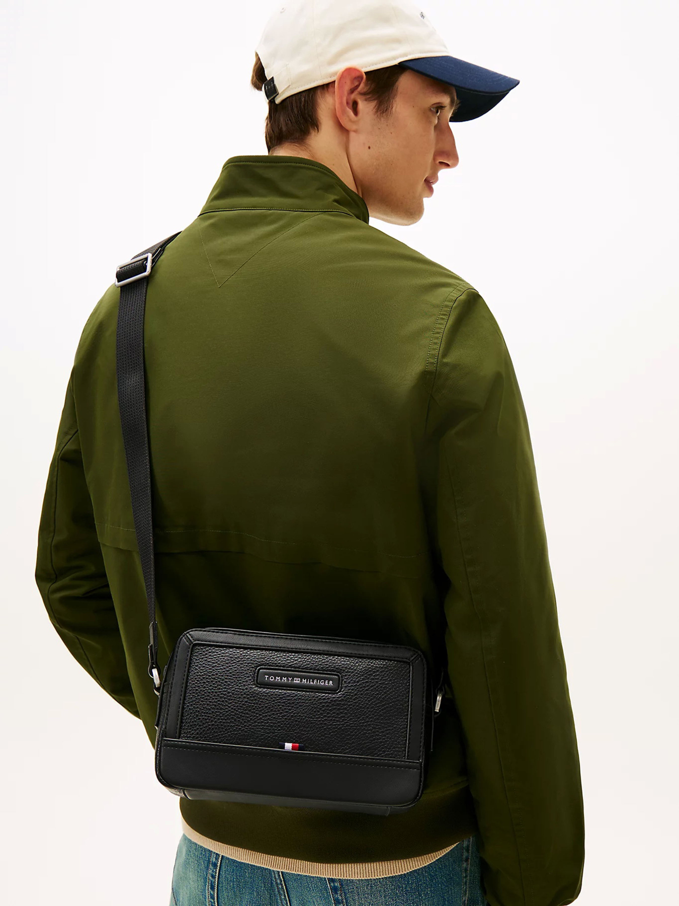 Сумка Tommy Hilfiger TH CENTRAL EW REPORTER модель AM0AM14030-BDS Сумка Tommy Hilfiger TH CENTRAL EW REPORTER модель AM0AM14030-BDS Фото