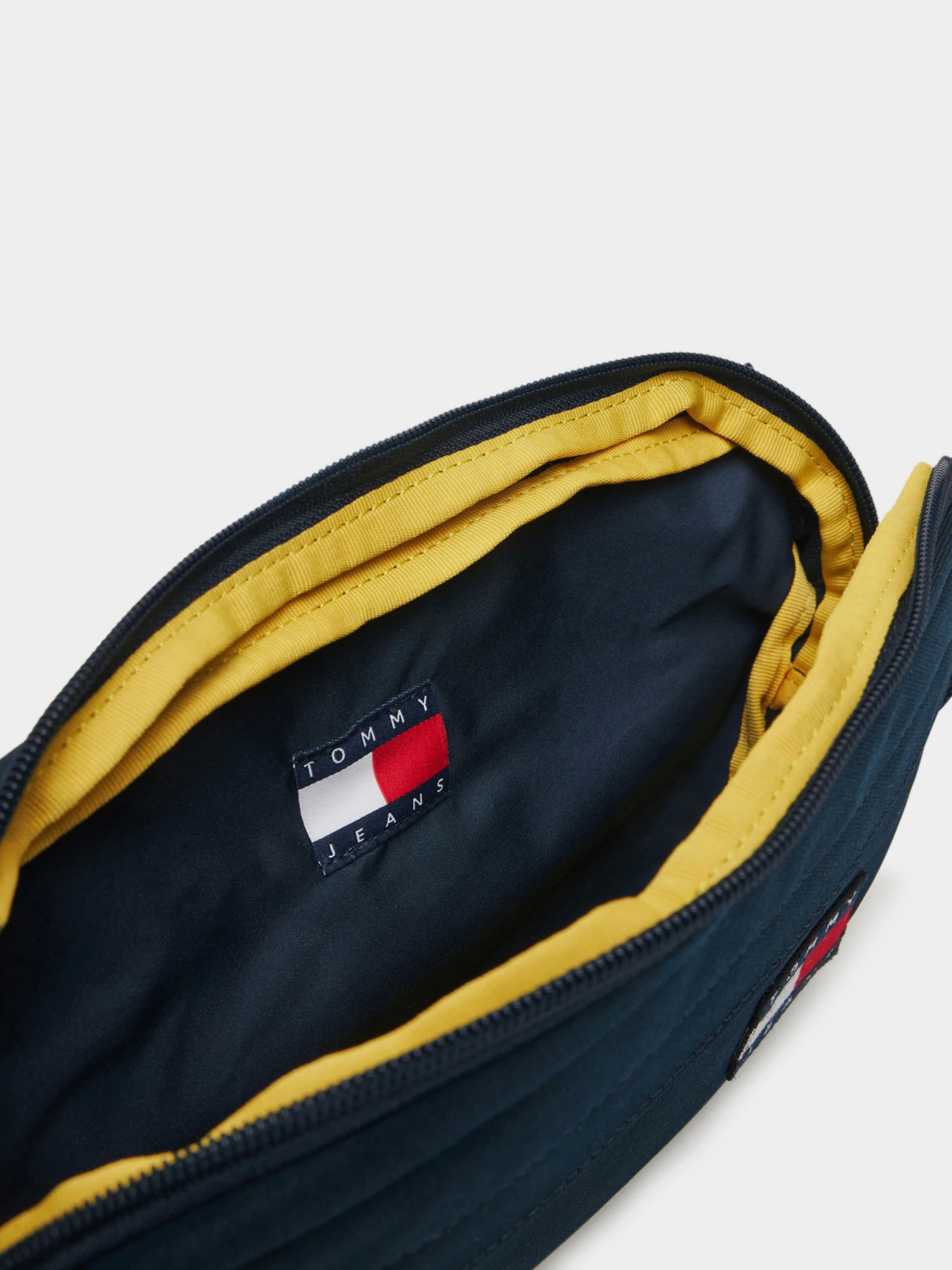 Сумки Tommy Hilfiger TJM ESS DAILY BUMBAG модель AM0AM13701-C1G Сумки Tommy Hilfiger TJM ESS DAILY BUMBAG модель AM0AM13701-C1G Фото
