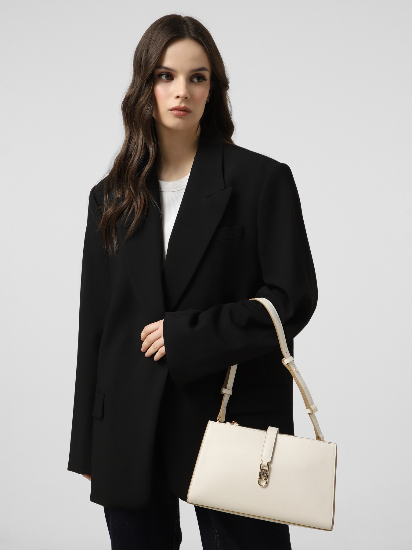 Сумка Tommy Hilfiger TH LIBRE SHOULDER BAG модель AW0AW17718-AEO Фото