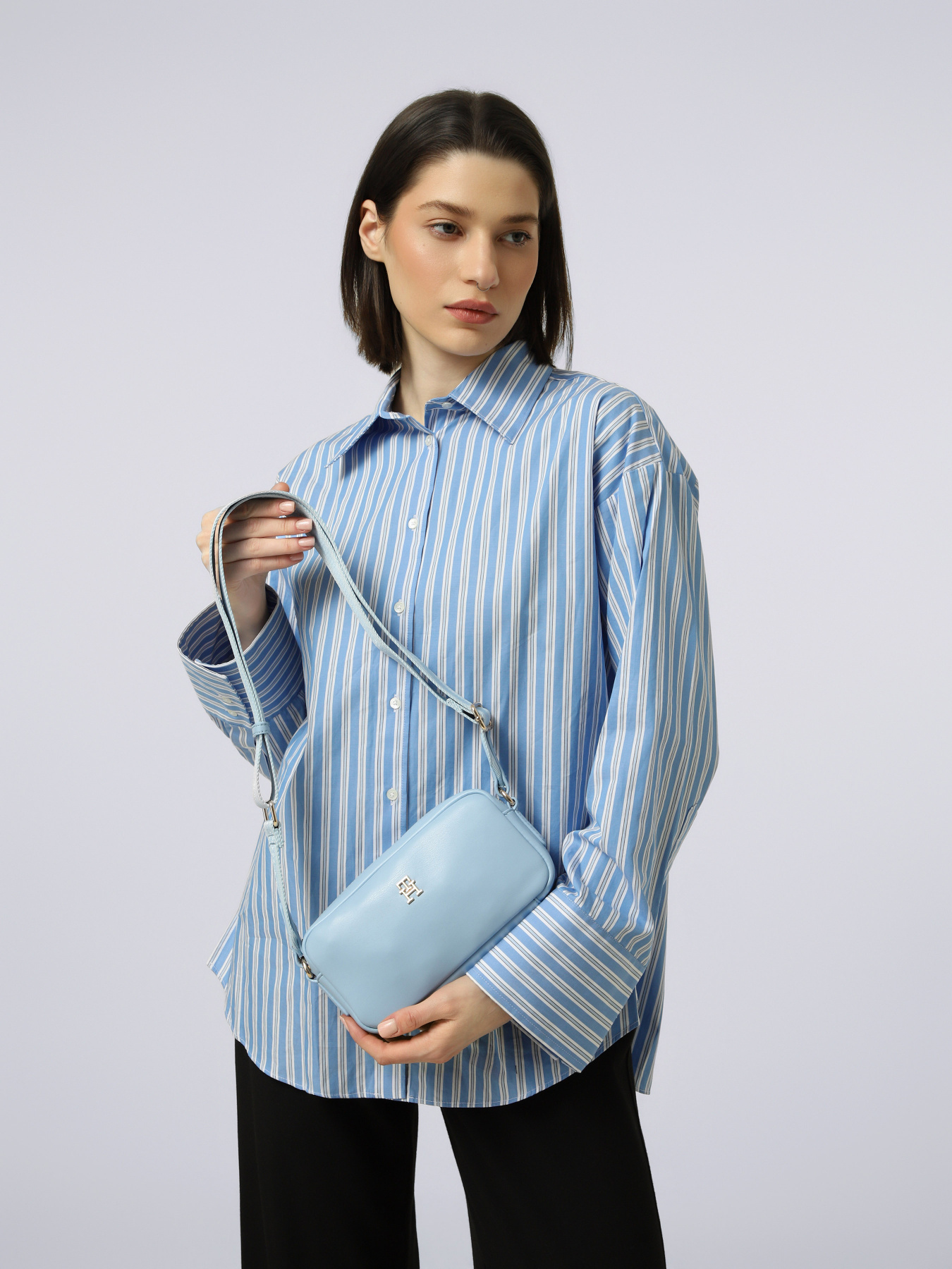 Крос-боді Tommy Hilfiger TH ESSENTIAL CAMERA BAG модель AW0AW18370-C1Y Фото