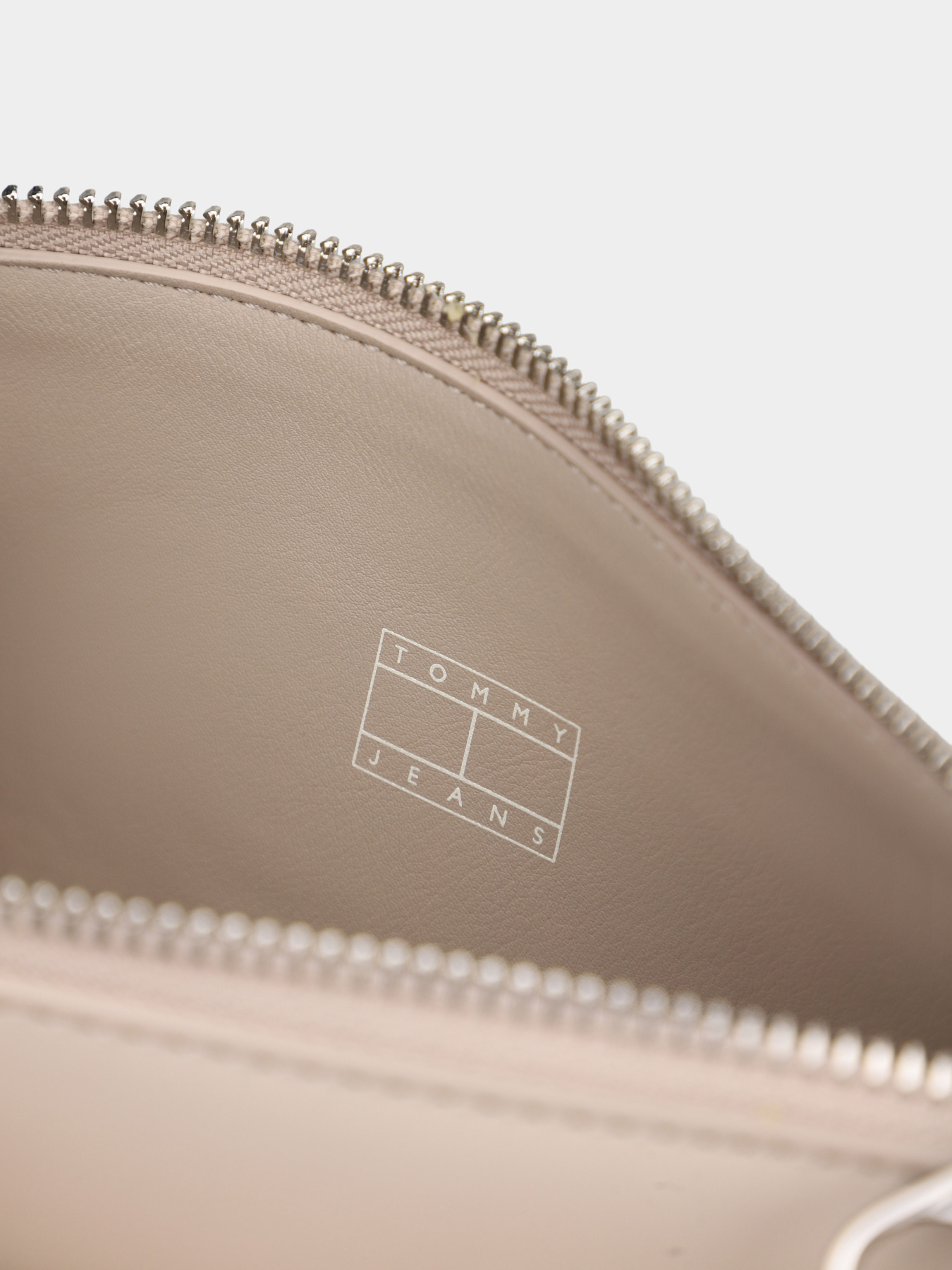 Сумка Tommy Hilfiger TJW MUST SHOULDER BAG модель AW0AW18449-AEP Фото