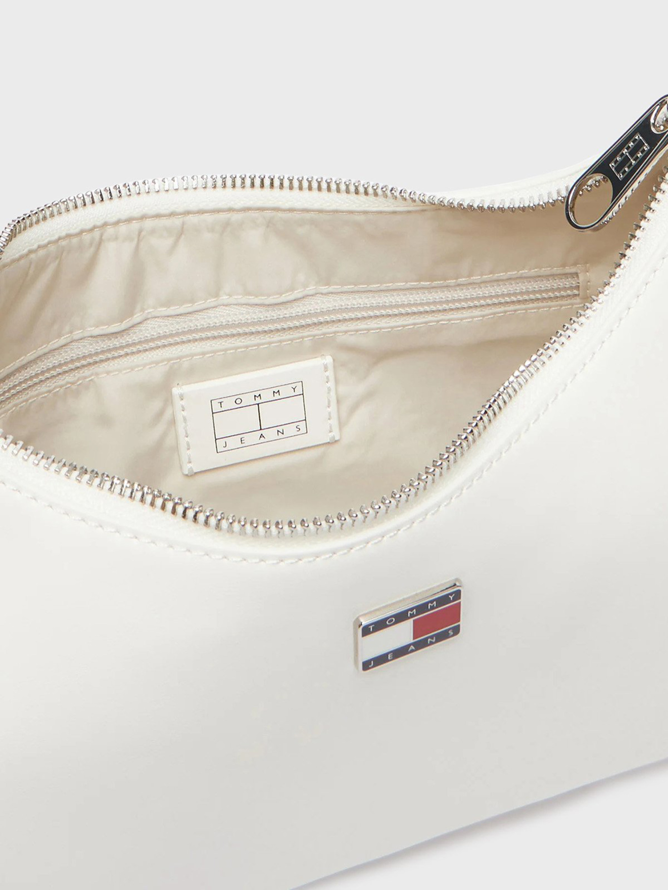 Сумки Tommy Hilfiger TJW CITY CHARM SHOULDER BAG модель AW0AW18458-YBL Сумки Tommy Hilfiger TJW CITY CHARM SHOULDER BAG модель AW0AW18458-YBL Фото