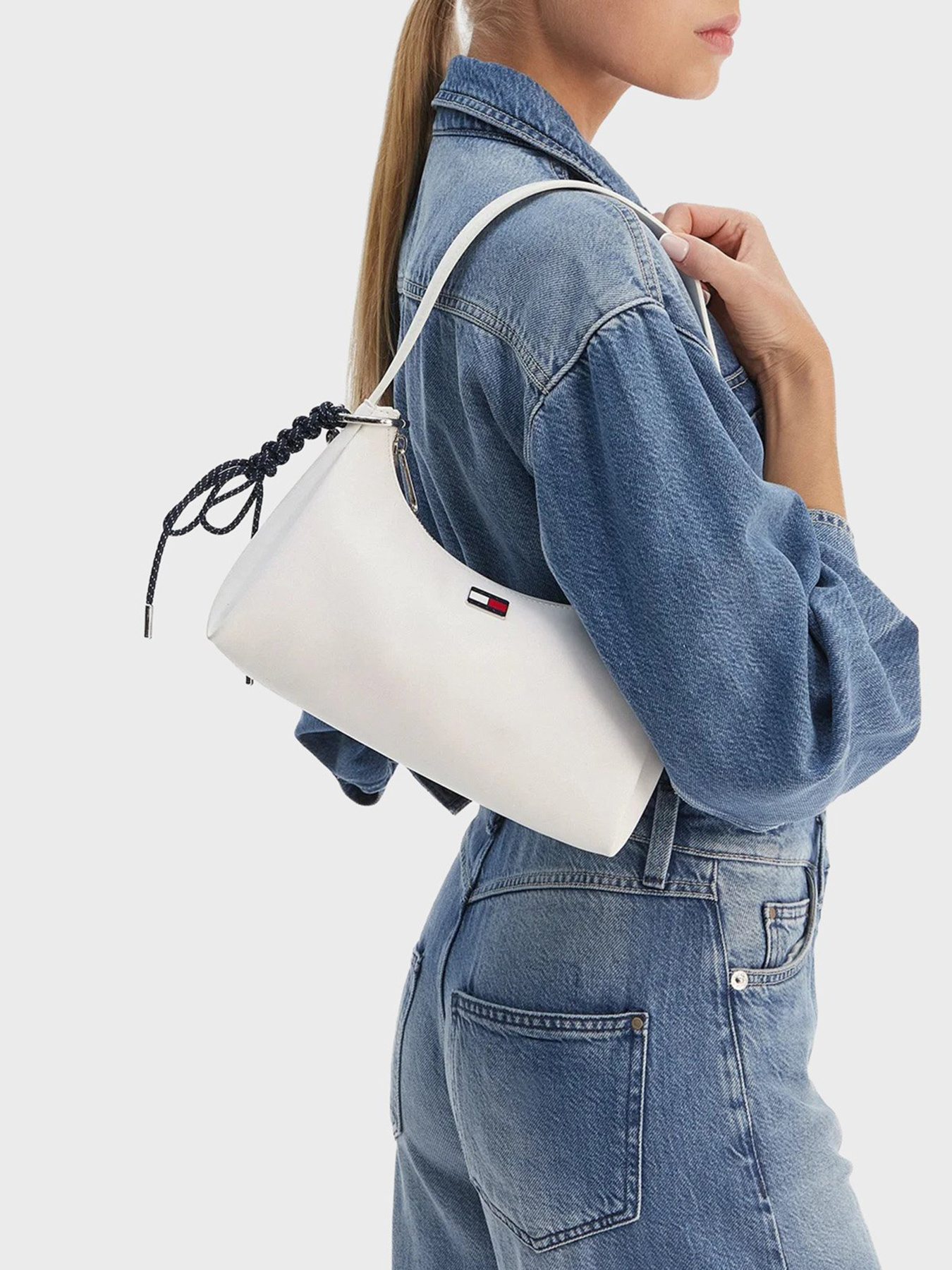 Сумки Tommy Hilfiger TJW CITY CHARM SHOULDER BAG модель AW0AW18458-YBL Сумки Tommy Hilfiger TJW CITY CHARM SHOULDER BAG модель AW0AW18458-YBL Фото