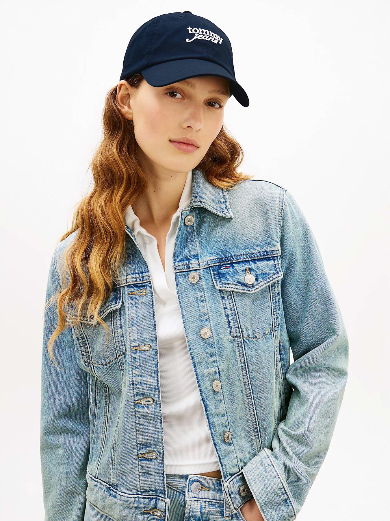 Кепка Tommy Hilfiger TJW SCRIPT LOGO CAP модель AW0AW18358-C1G Фото