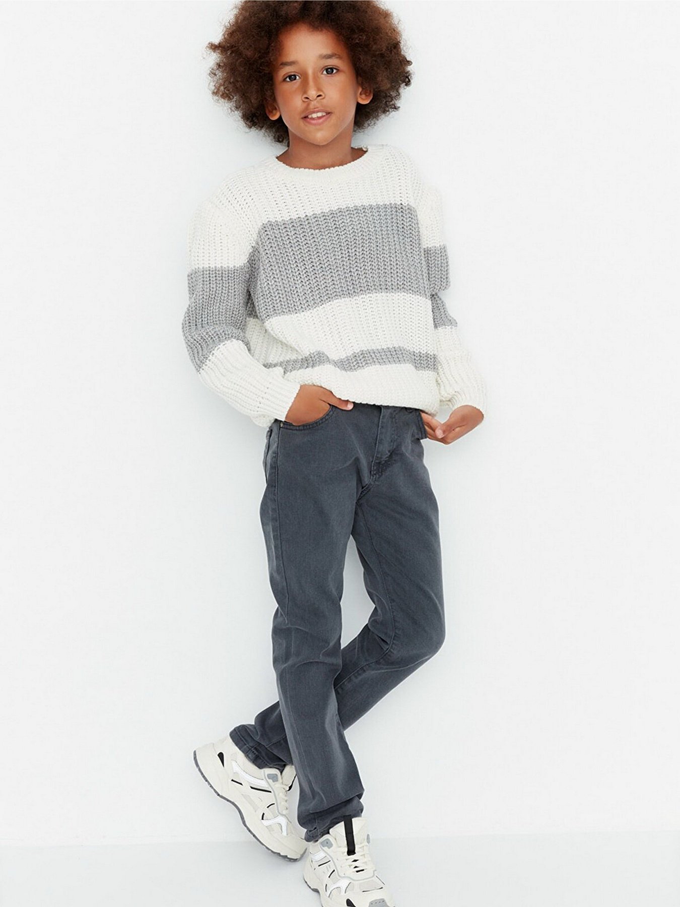 Прямые джинсы Trendyol модель TKDAW23JE00035/Gri Фото