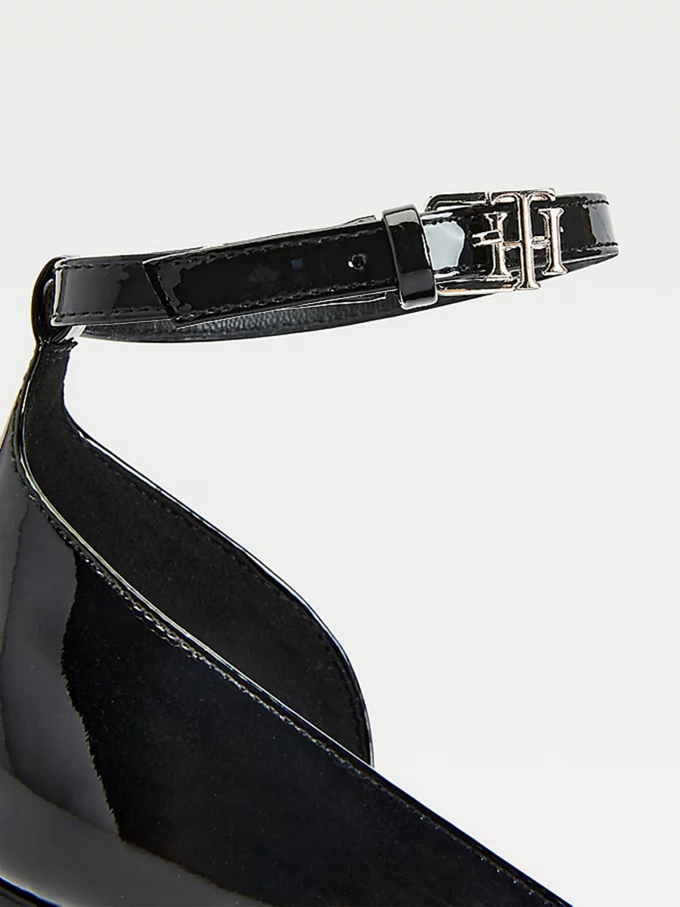 Туфли Tommy Hilfiger ESSENTIAL PATENT COURT SHOES модель FW0FW05785-BDS Туфли Tommy Hilfiger ESSENTIAL PATENT COURT SHOES модель FW0FW05785-BDS Фото