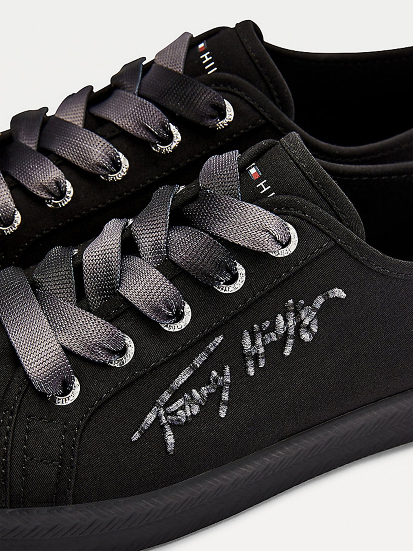 Кеды низкие Tommy Hilfiger ESSENTIAL GRADIENT SIGNATURE LOGO TRAINERS модель FW0FW05802-BDS Фото