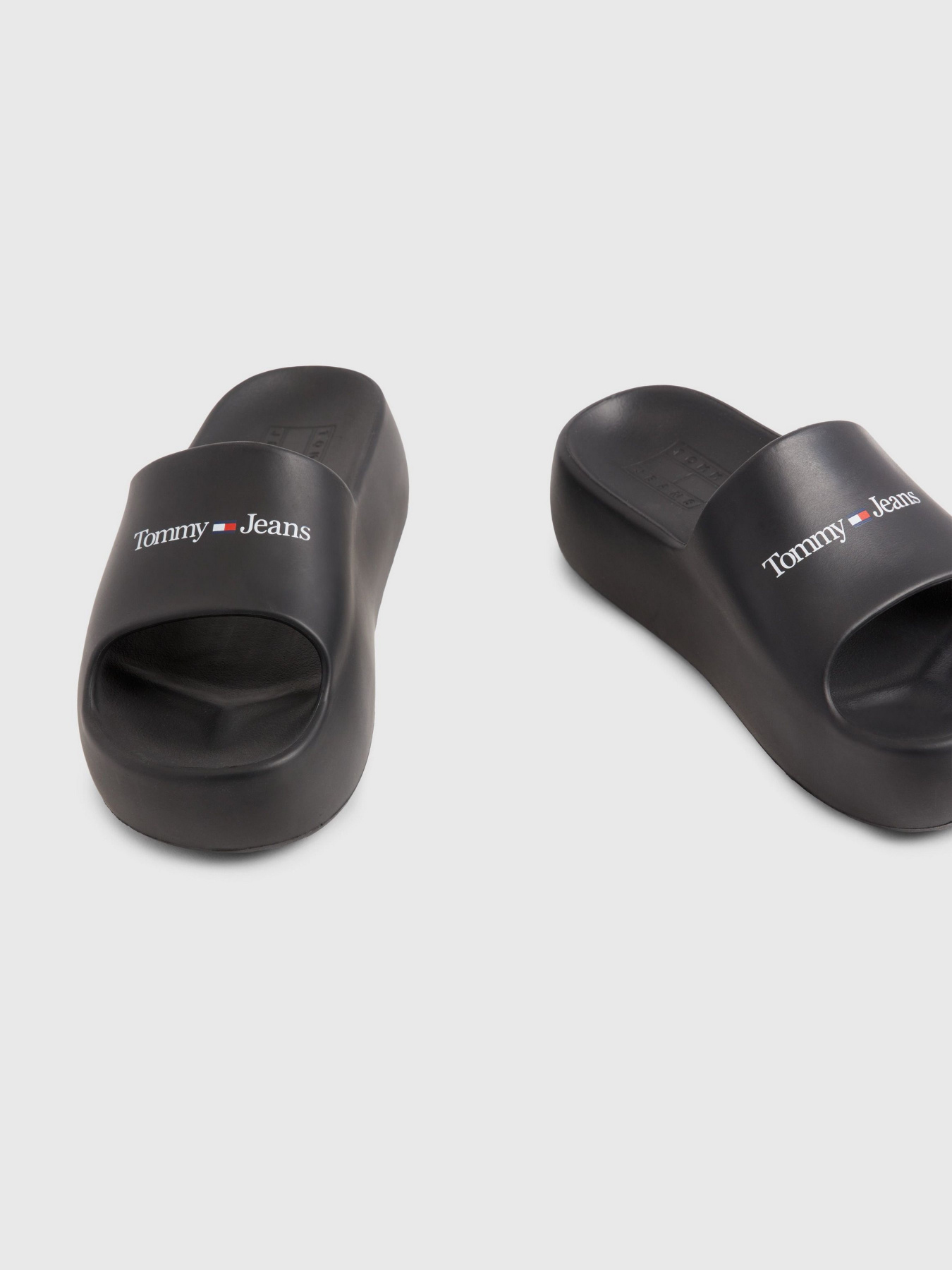 Шлепанцы Tommy Hilfiger CHUNKY FLATFORM модель EN0EN02438-BDS Фото