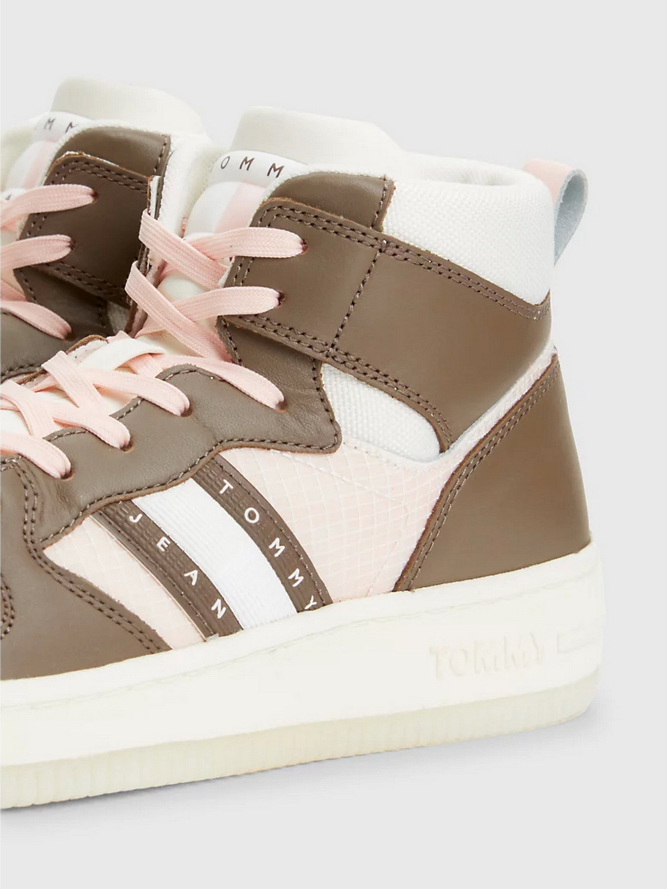 Кросівки повсякденні Tommy Hilfiger RETRO MID-TOP LEATHER BASKETBALL модель EN0EN02350-GWN Фото