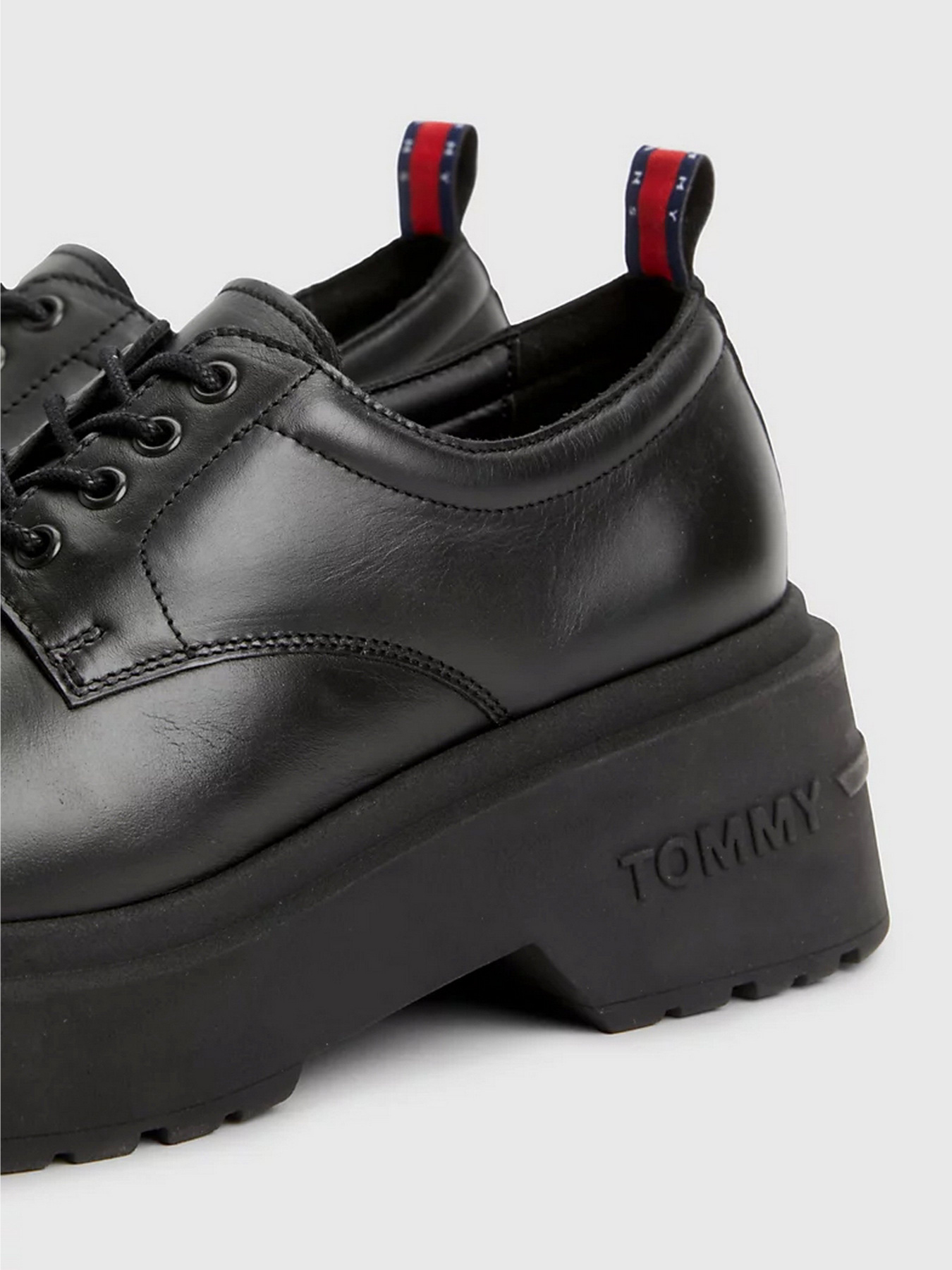 Броги Tommy Hilfiger CHUNKY CLEAT LEATHER DERBY модель EN0EN02219-BDS Фото