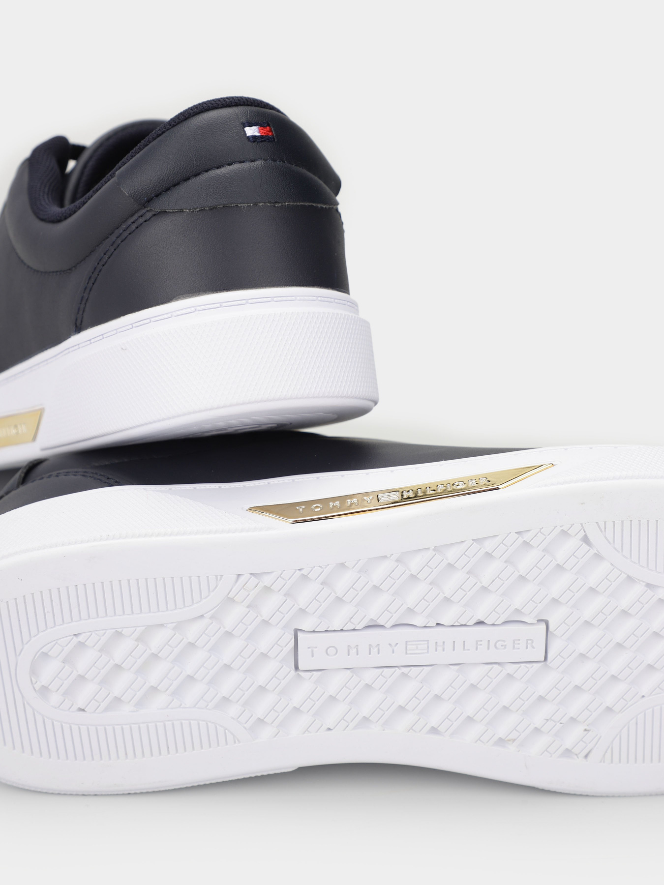 Кеды низкие Tommy Hilfiger Genuine Leather Logo Detailed Sneaker модель FW0FW07560-DW6 Фото
