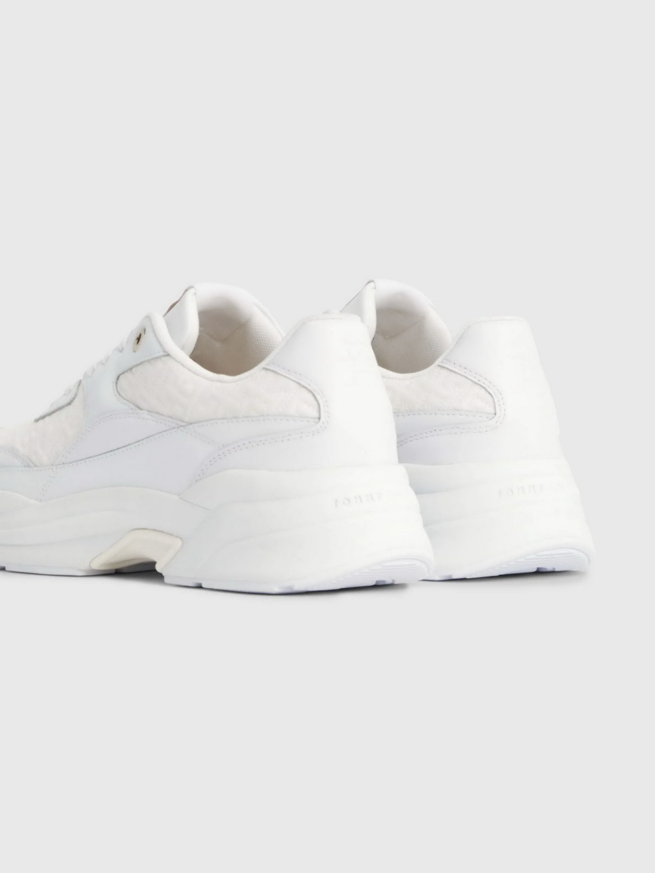 Кроссовки Tommy Hilfiger Monogram Chunky Sole Mid-Top Trainers модель FW0FW07572-YBS Фото