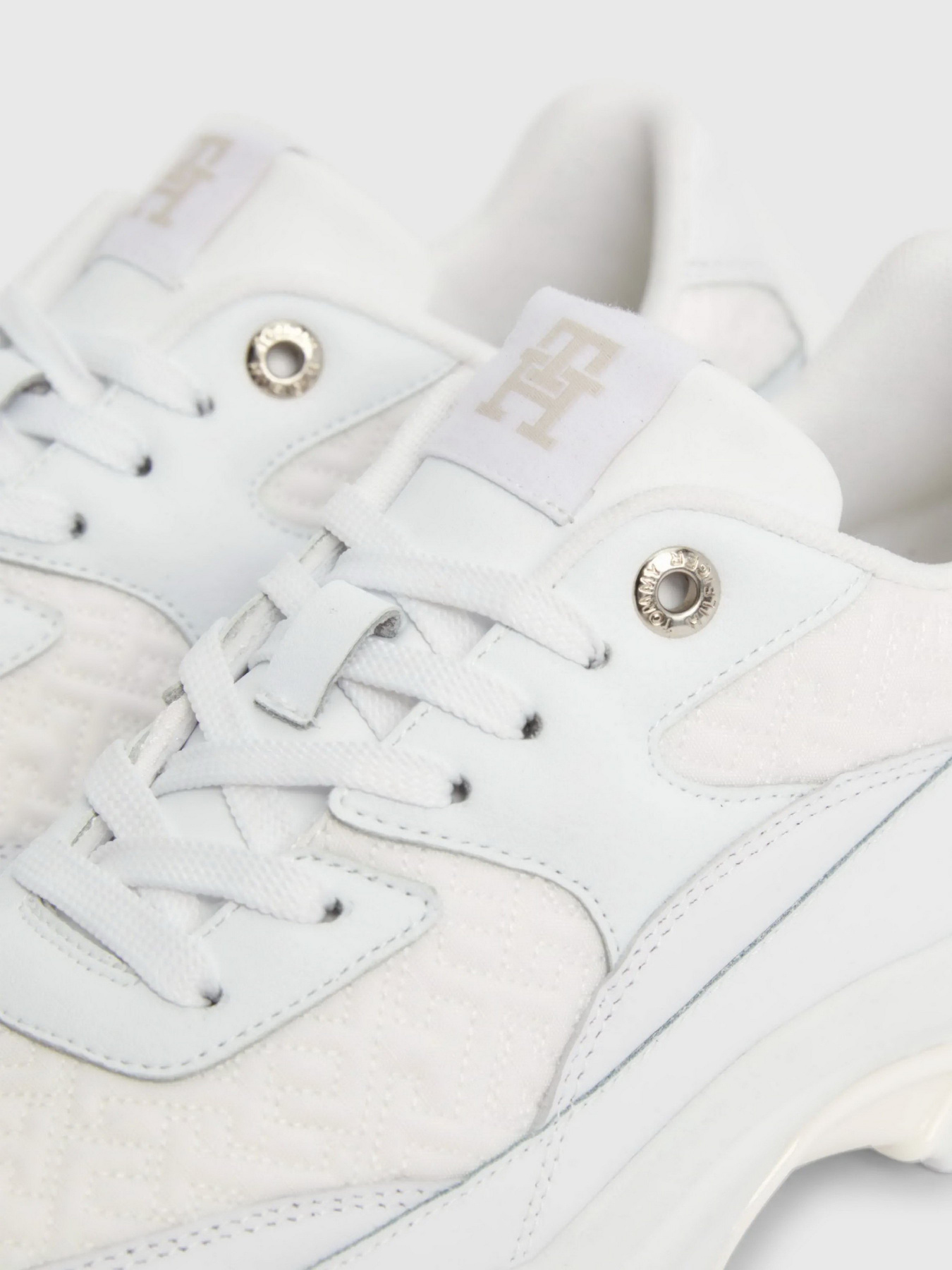 Кроссовки Tommy Hilfiger Monogram Chunky Sole Mid-Top Trainers модель FW0FW07572-YBS Фото