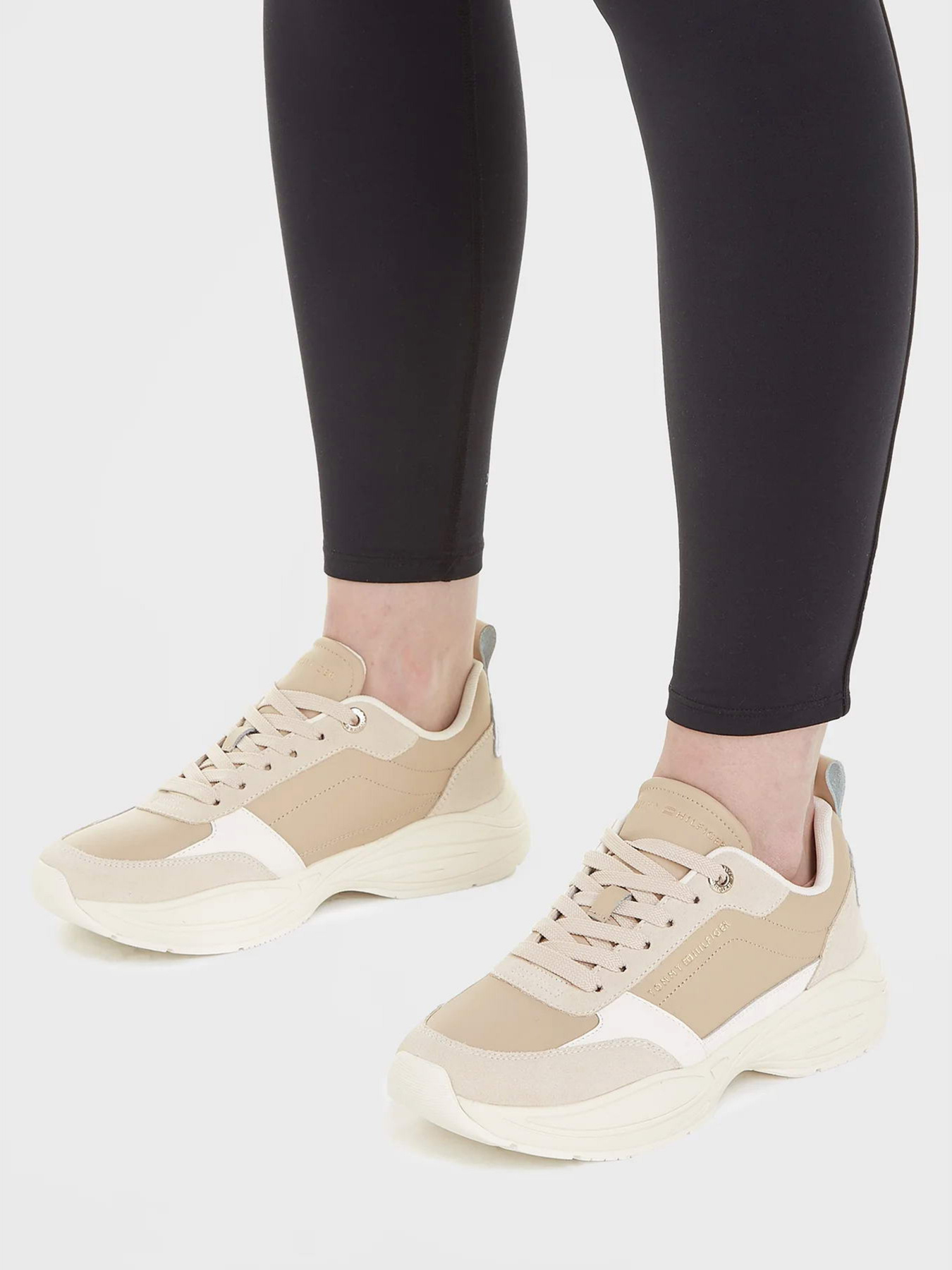 Кроссовки Tommy Hilfiger Essential Leather Runner Trainers модель FW0FW07587-ABO Фото