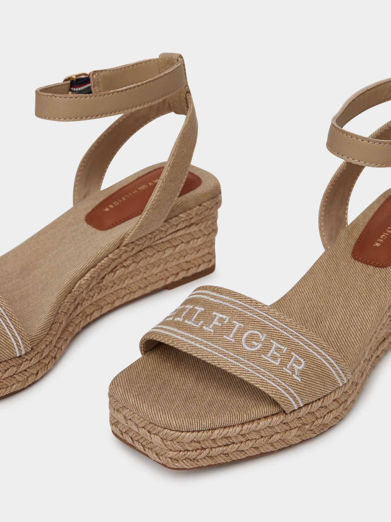 Босоножки Tommy Hilfiger модель FW0FW08805-ACC Босоножки Tommy Hilfiger модель FW0FW08805-ACC Фото