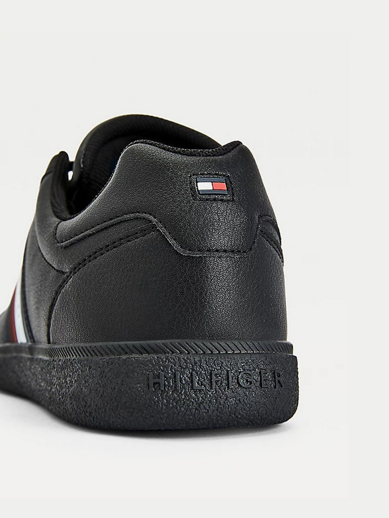 Кеды низкие Tommy Hilfiger Core Corporate Leather Cupsole модель FM0FM03624-BDS Фото