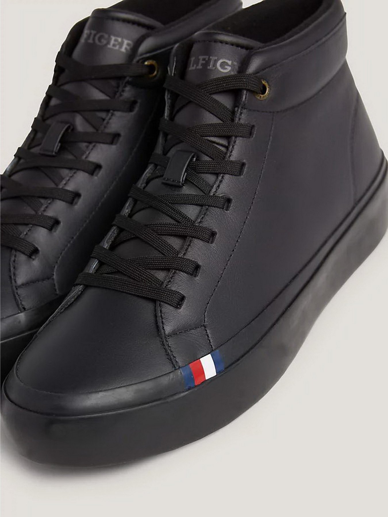 Кеды высокие Tommy Hilfiger Modern Leather Mid-Top Trainers модель FM0FM04820-0GQ Фото