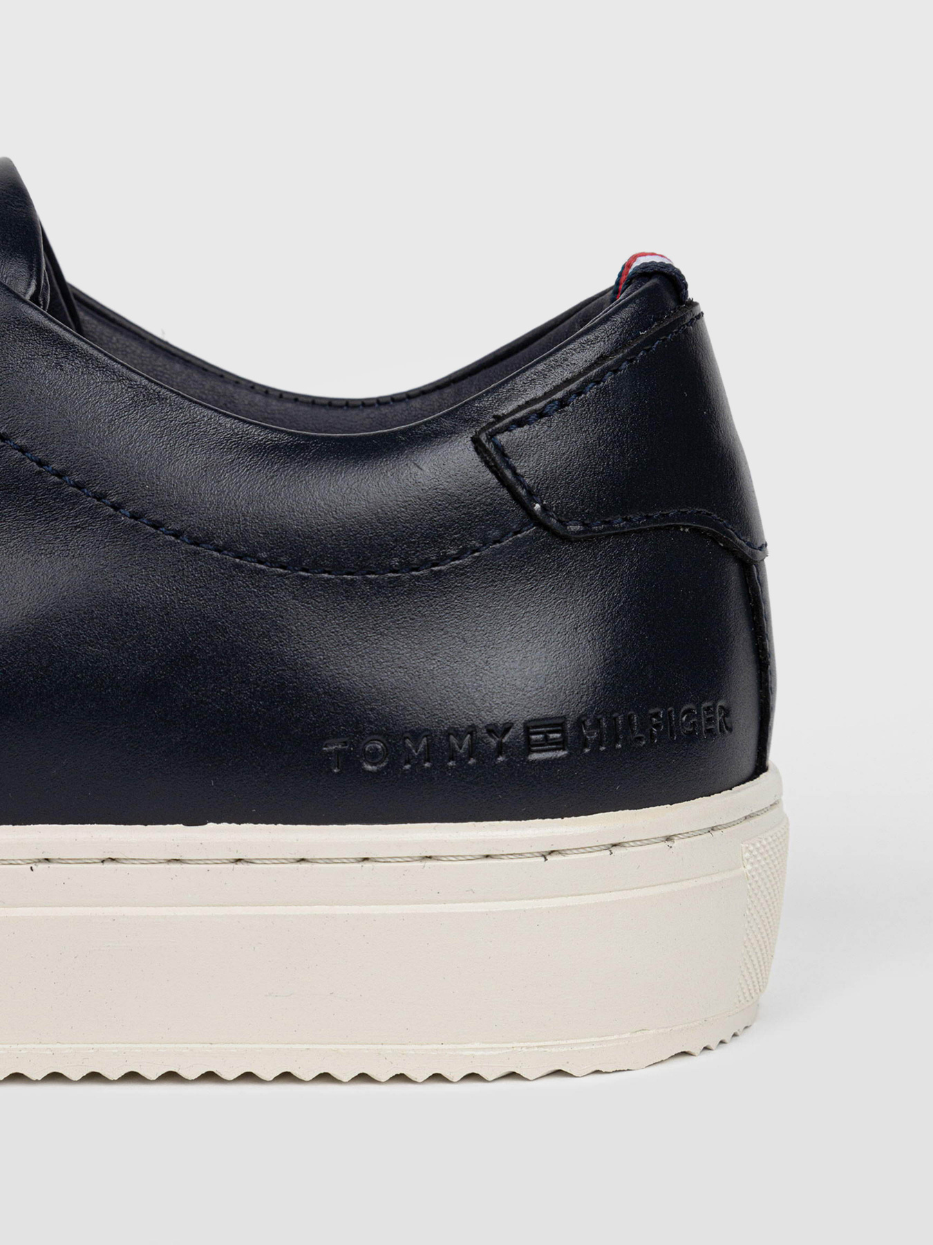 Кеды низкие Tommy Hilfiger Premium Heritage Leather Cupsole Trainers модель FM0FM04851-DW5 Фото