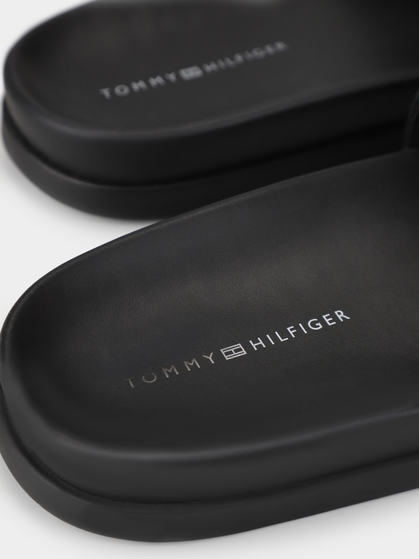 Шлепанцы Tommy Hilfiger модель FM0FM05031-BDS Шлепанцы Tommy Hilfiger модель FM0FM05031-BDS Фото