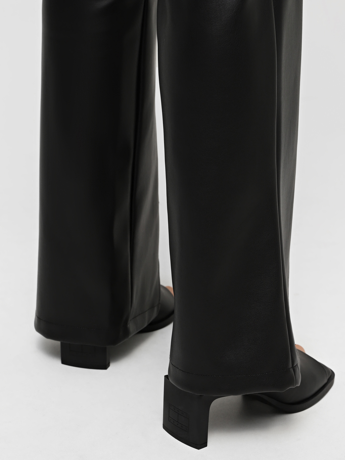 Сабо Tommy Hilfiger модель EN0EN02382-BDS Фото