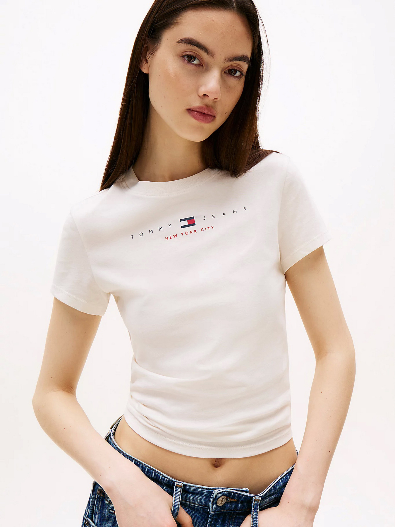 Футболки и поло Tommy Jeans модель DW0DW21422-YBH Футболки и поло Tommy Jeans модель DW0DW21422-YBH Фото