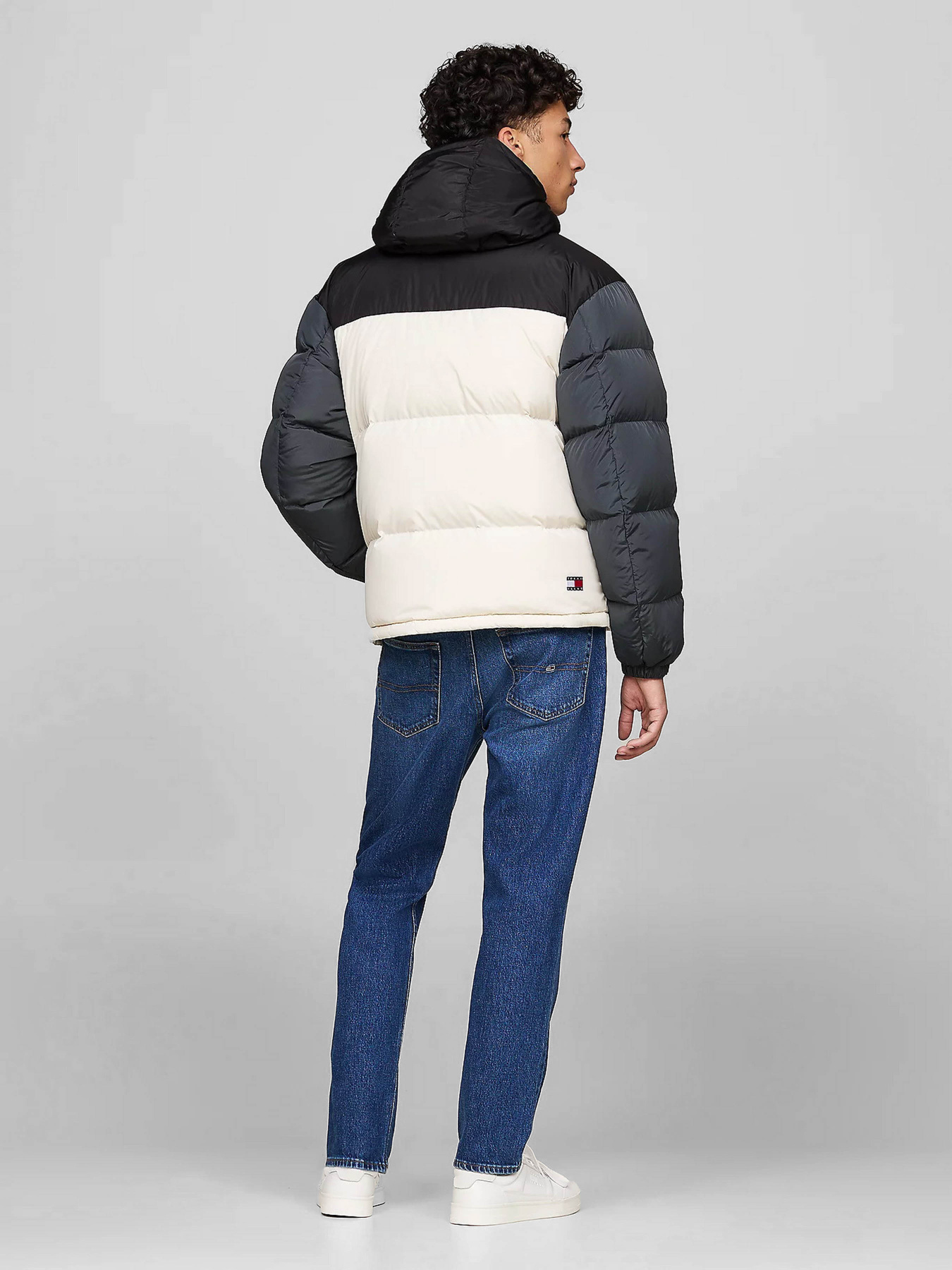 Пуховик Tommy Jeans модель DM0DM19639-ACG Фото