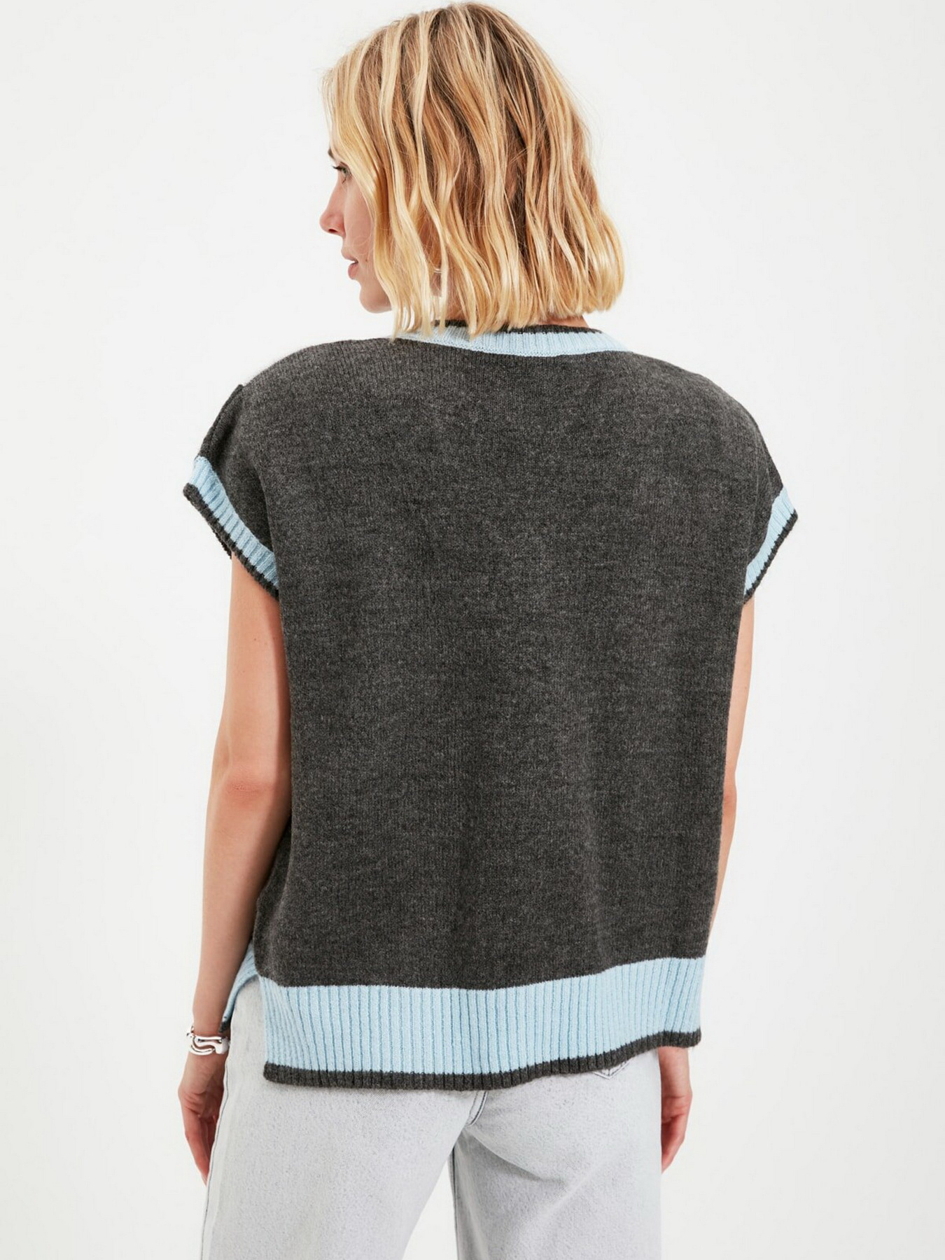 Жилет Trendyol модель TWOAW22BZ0018/Antrasit Жилет Trendyol модель TWOAW22BZ0018/Antrasit Фото