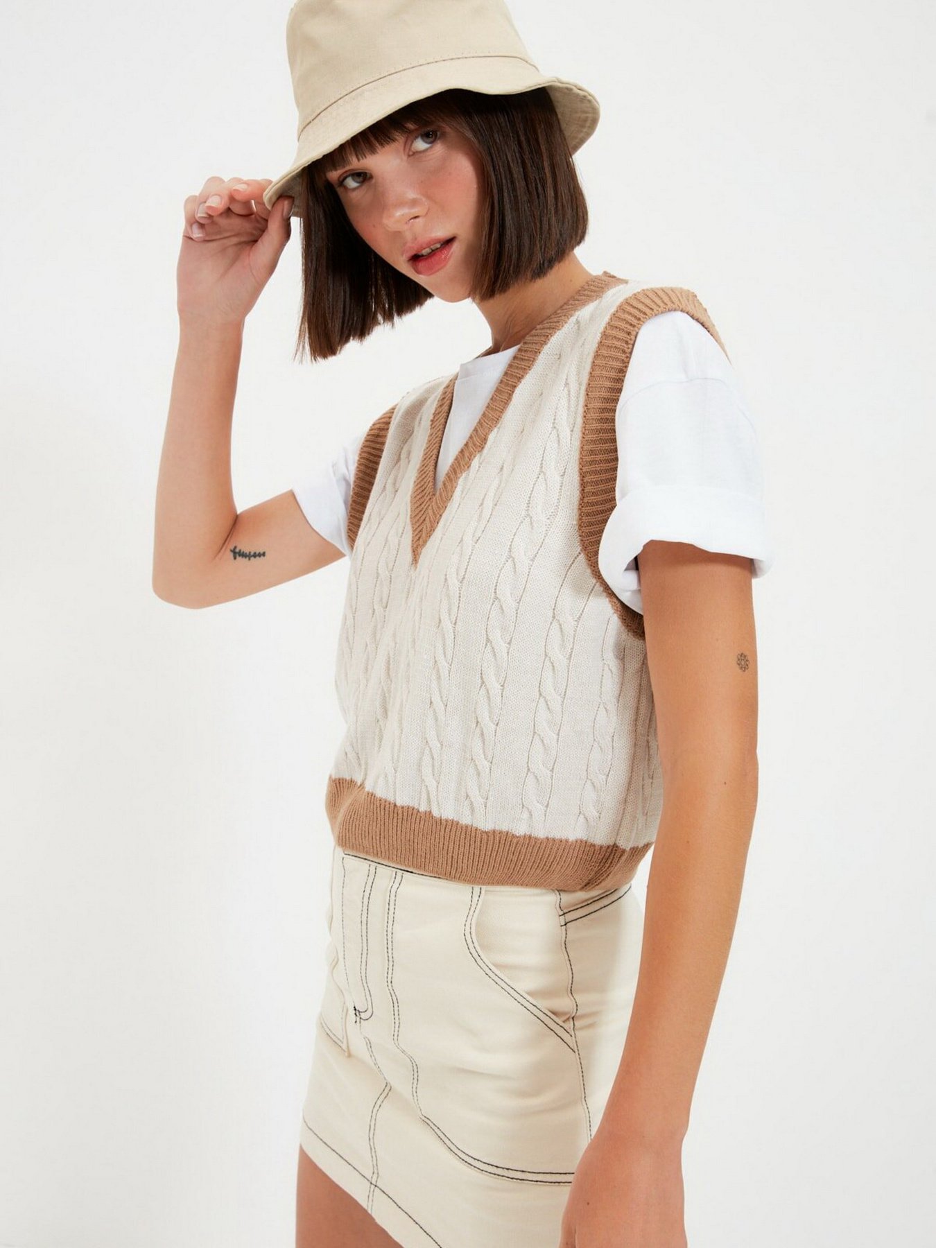 Жилет Trendyol модель TWOAW22BZ0060/Tas Жилет Trendyol модель TWOAW22BZ0060/Tas Фото