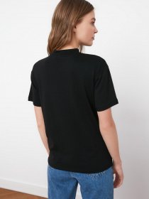 Футболки и поло Trendyol модель TWOAW20TS0096/Siyah Футболки и поло Trendyol модель TWOAW20TS0096/Siyah Фото