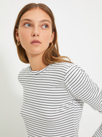 Лонгслів Trendyol модель TWOAW20TS0097/Beyaz Фото