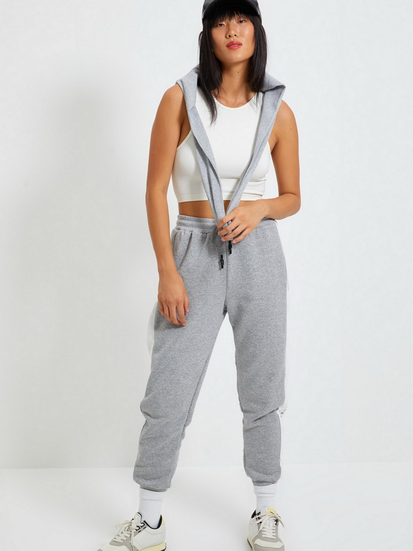 Штаны спортивные Trendyol модель TWOAW21EA0014/Gri Фото