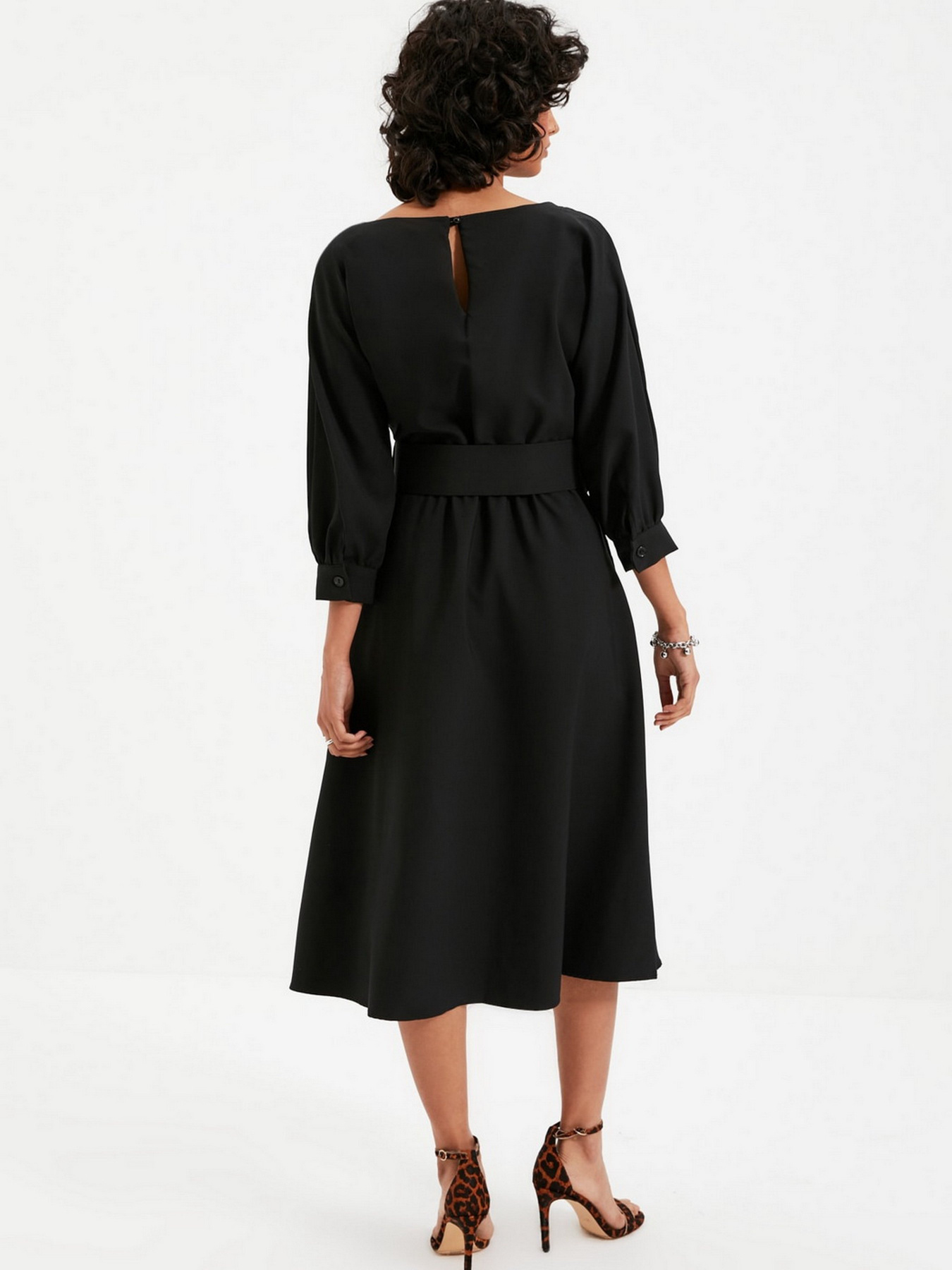 Платье миди Trendyol модель TWOAW22EL0318/Siyah Фото