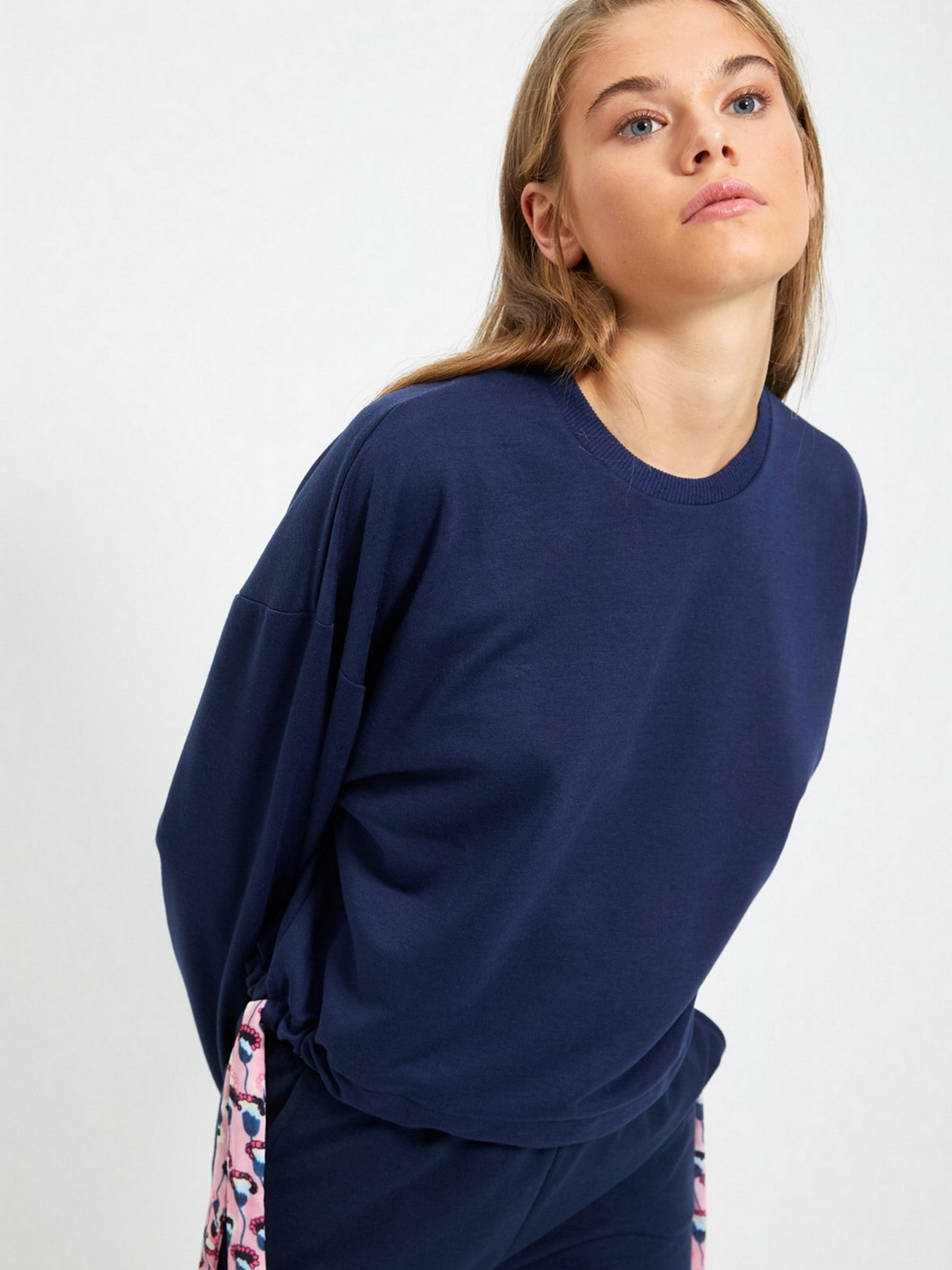 Свитшот Trendyol модель TWOAW22SW0051/Lacivert Фото