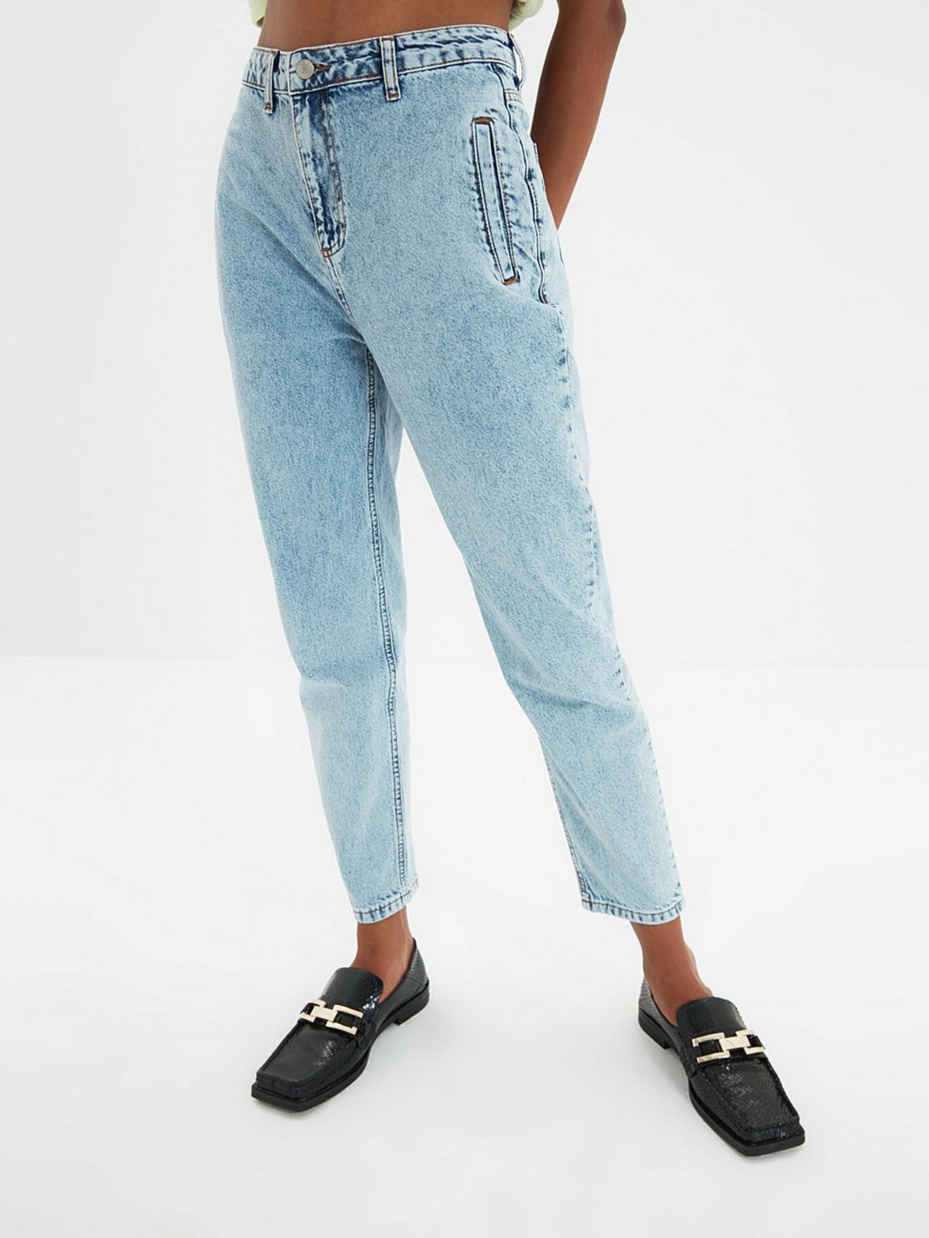 Джинсы мом Trendyol Mom модель TWOAW22JE0103/Mavi Джинсы мом Trendyol Mom модель TWOAW22JE0103/Mavi Фото