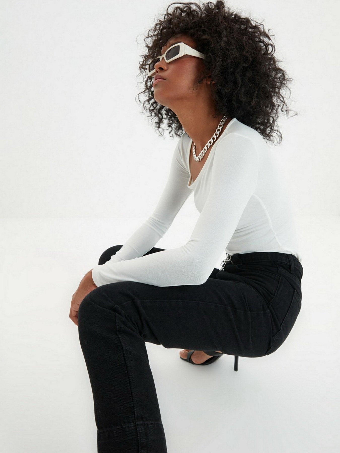 Джинсы мом Trendyol Mom модель TWOAW22JE0108/Siyah Фото