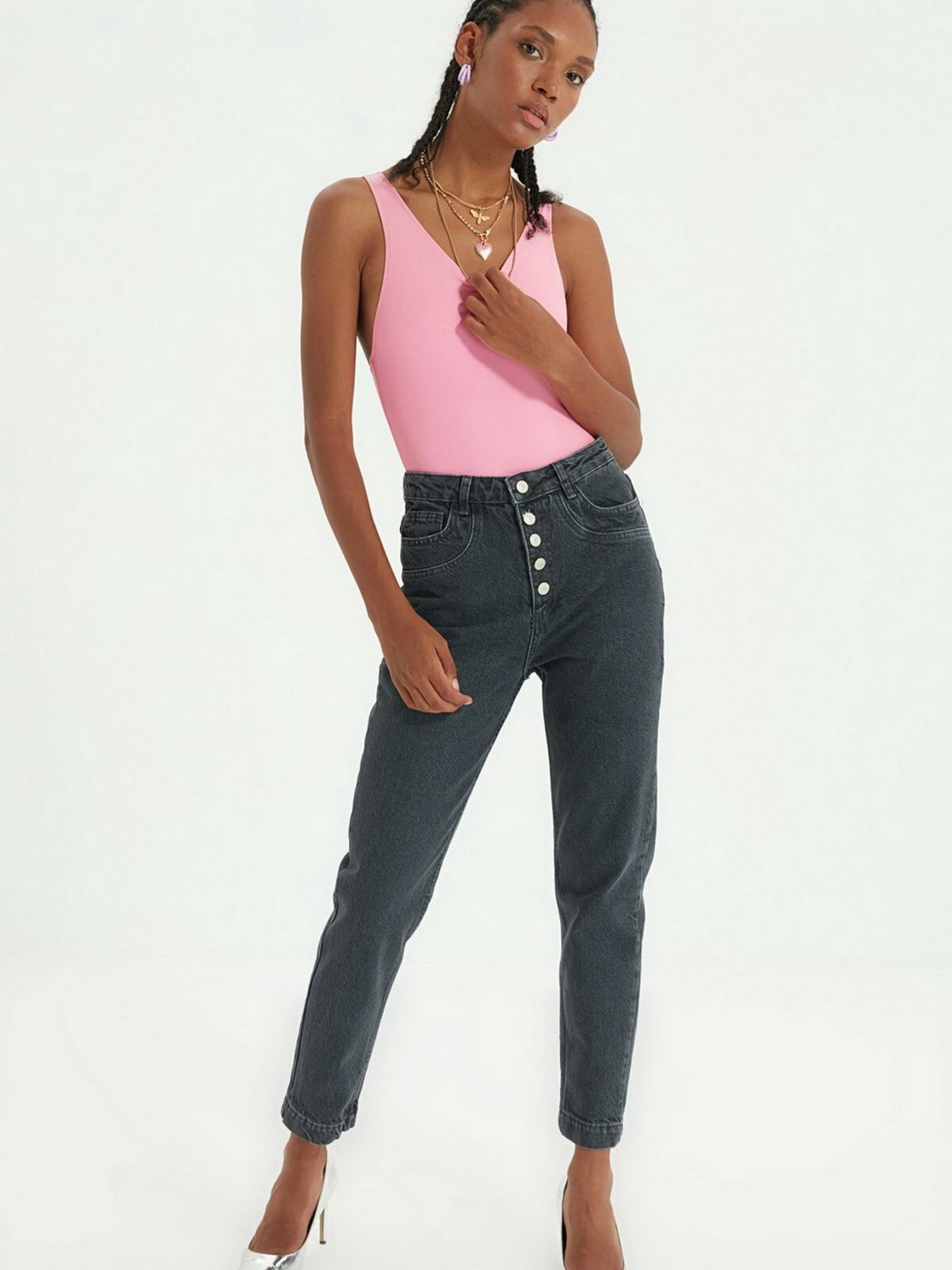 Джинсы мом Trendyol Mom модель TWOAW22JE0120/Antrasit Джинсы мом Trendyol Mom модель TWOAW22JE0120/Antrasit Фото