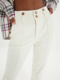 Прямые джинсы Trendyol Bootcut модель TWOAW22JE0127/Ekru Фото