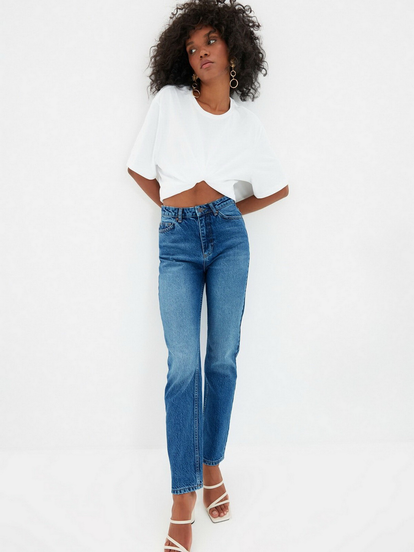 Зауженные джинсы Trendyol Bootcut модель TWOAW22JE0138/Koyu Mavi Фото