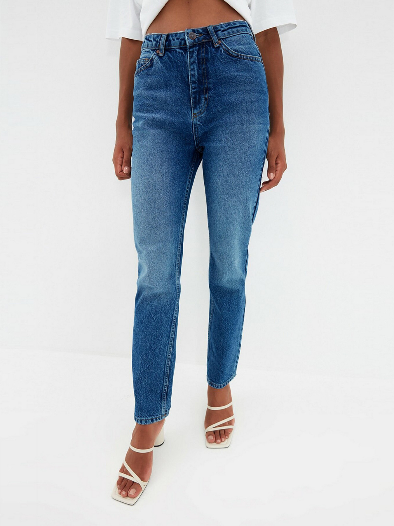 Зауженные джинсы Trendyol Bootcut модель TWOAW22JE0138/Koyu Mavi Фото