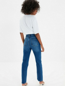 Зауженные джинсы Trendyol Bootcut модель TWOAW22JE0138/Koyu Mavi Фото