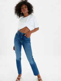 Зауженные джинсы Trendyol Bootcut модель TWOAW22JE0138/Koyu Mavi Фото