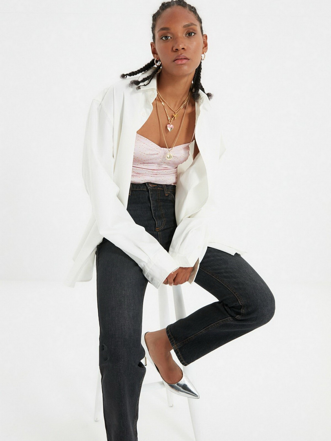 Прямые джинсы Trendyol Bootcut модель TWOAW22JE0138/Siyah Фото