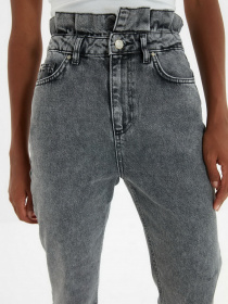 Джинсы мом Trendyol Mom модель TWOAW22JE0141/Antrasit Джинсы мом Trendyol Mom модель TWOAW22JE0141/Antrasit Фото