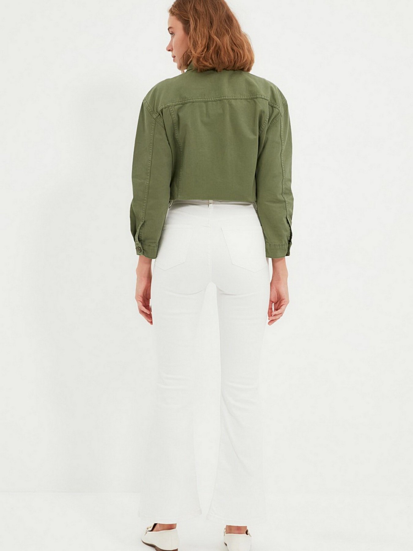 Расклешенные джинсы Trendyol Flare модель TWOAW22JE0145/Beyaz Фото