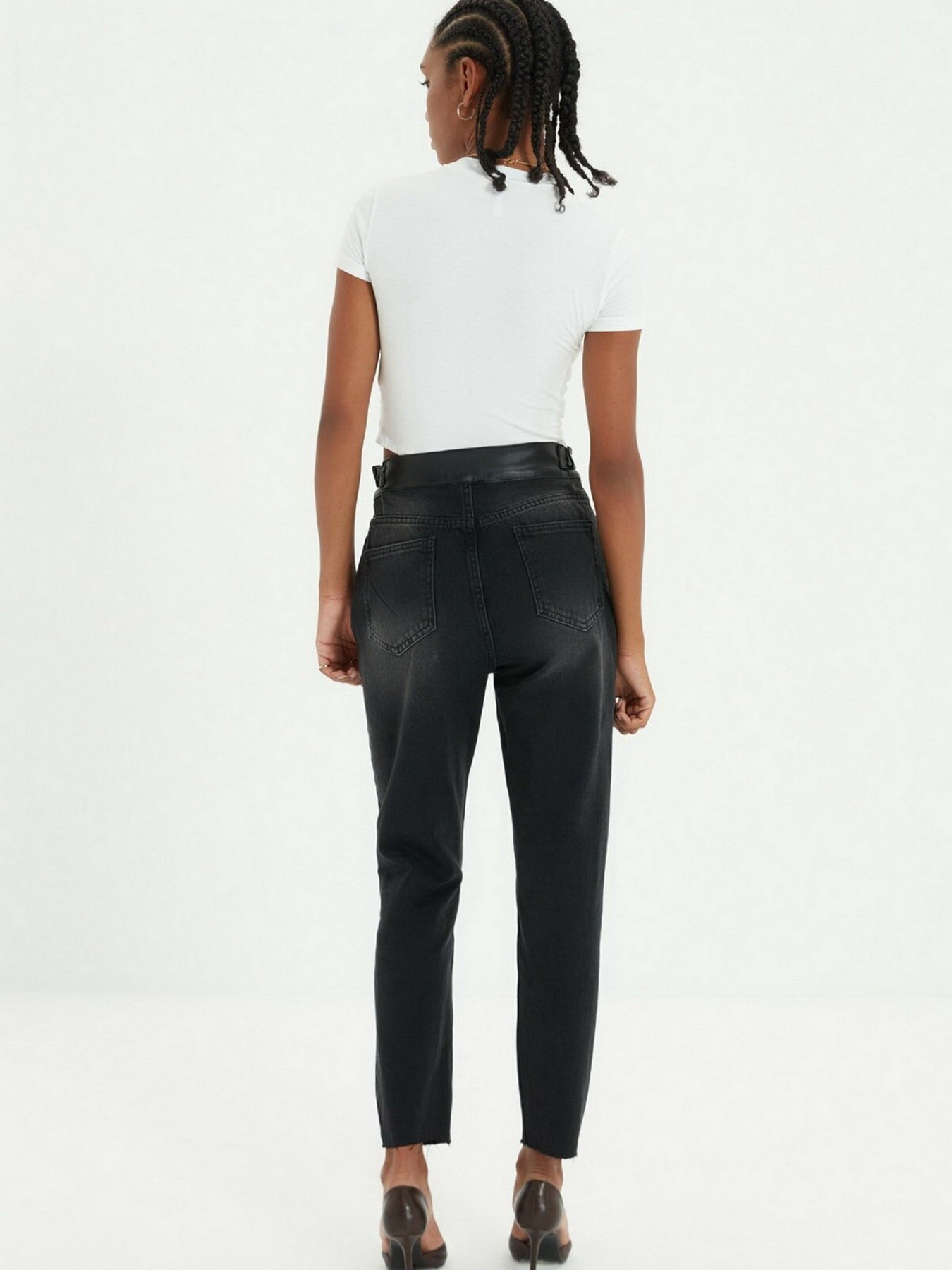 Прямые джинсы Trendyol Mom модель TWOAW22JE0284/Siyah Фото