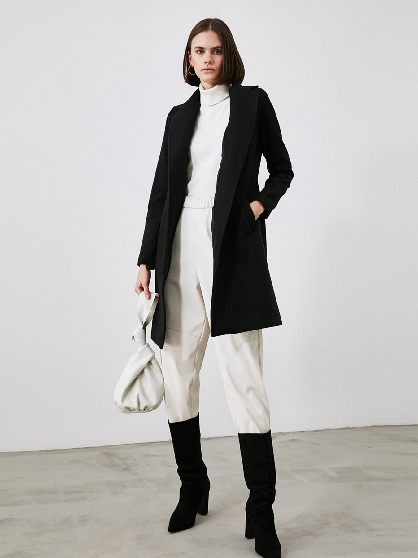 Пальто Trendyol модель TWOAW21KB0016/Siyah Фото