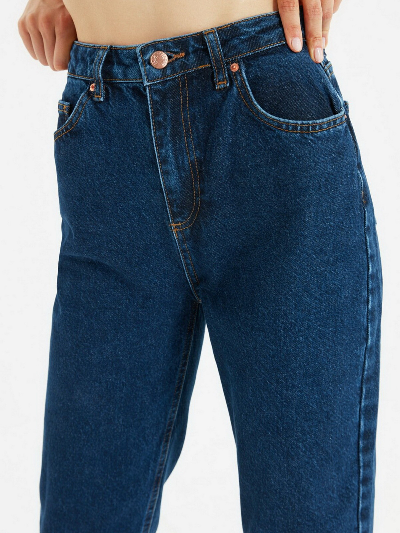 Джинсы мом Trendyol Mom модель TWOAW22JE0364/Koyu Mavi Фото