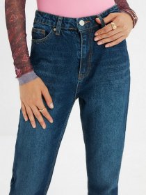 Джинсы мом Trendyol Mom модель TWOAW22JE0384/Koyu Mavi Фото