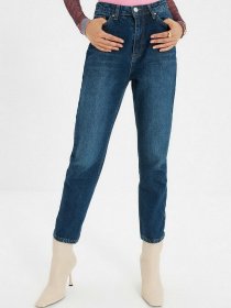 Джинсы мом Trendyol Mom модель TWOAW22JE0384/Koyu Mavi Фото